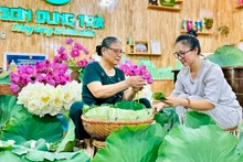 Sản xuất trà sen tại Hợp tác xã trà Sơn Dung (tỉnh Thái Nguyên).