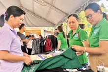 Các doanh nghiệp tham gia gian hàng bình ổn giá tại Quận 8.