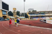 Các thành viên Câu lạc bộ Người khiếm thị yêu chạy Việt Nam luyện tập tại sân vận động Hàng Ðẫy (Hà Nội).