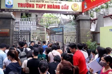 Cha mẹ học sinh xếp hàng nộp hồ sơ cho con vào Trường THPT Hoàng Cầu (Hà Nội). (Ảnh NGỌC CHÂU)