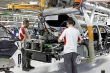 Công nhân làm việc tại một nhà máy ở Martorell, Tây Ban Nha. (Ảnh REUTERS)