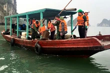 Các lực lượng chức năng của thành phố Cẩm Phả (Quảng Ninh) ra quân dọn phao xốp trên biển.
