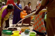 Người dân thành phố Bengaluru, miền nam Ấn Ðộ xếp hàng lấy nước. (Ảnh REUTERS)
