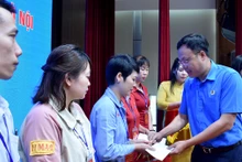 Lãnh đạo Liên đoàn Lao động thành phố Hà Nội trao quà tặng đoàn viên, người lao động nhân Tháng Công nhân năm 2024.