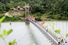 Du khách tham quan điểm du lịch cộng đồng bản Mạ ở thị trấn Thường Xuân, huyện Thường Xuân, tỉnh Thanh Hóa.