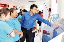 Công chức phường Bình Hưng Hòa A (quận Tân Bình) giải quyết thủ tục hành chính phục vụ người dân.