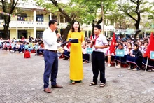 Tuyên truyền an toàn, tiết kiệm điện tại Trường tiểu học Trần Phú, thành phố Quảng Ngãi (tỉnh Quảng Ngãi) với chủ đề “Tiết kiệm điện thành thói quen”.