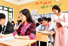 Cô và trò Trường Dân tộc nội trú tỉnh Ðiện Biên. (Ảnh MỸ HÀ)