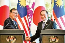 Hai nhà lãnh đạo Nhật Bản và Malaysia tiến hành họp báo chung ở Putrjaya, Malaysia.