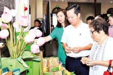 Các đại biểu trải nghiệm những món ẩm thực đặc sắc của các nhà hàng, quán ăn trên địa bàn quận Hoàn Kiếm.