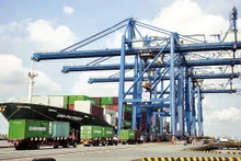 Bốc xếp hàng hóa xuất nhập khẩu tại Cảng Cát Lái, Thành phố Hồ Chí Minh. (Ảnh: Hồng Ðạt)