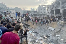 Vụ không kích trại tị nạn ở Gaza gây thương vong lớn. (Ảnh REUTERS)