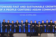 Thủ tướng Phạm Minh Chính và Thủ tướng Lào Sonexay Siphandone cùng các đại biểu tham dự Diễn đàn Tương lai ASEAN.