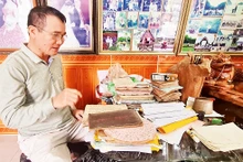 Ông Thủy với những cuốn sách cổ.