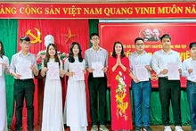 Lễ kết nạp đảng viên mới tại Trường THPT chuyên Lương Văn Tụy.