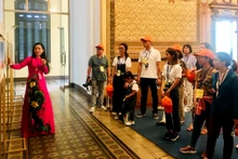 Khách tham quan trụ sở Hội đồng nhân dân và Ủy ban nhân dân Thành phố Hồ Chí Minh.
