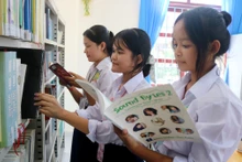 Học sinh Trường phổ thông Dân tộc nội trú huyện Tiểu Cần, tỉnh Trà Vinh đọc sách tại thư viện trường. (Ảnh MINH KHỞI)