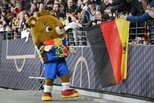 Linh vật EURO 2024-gấu bông Albart với các cổ động viên Đức.