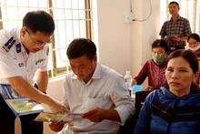 Ban Tuyên giáo Huyện ủy Hoài Nhơn (Bình Ðịnh) phối hợp Cảnh sát biển Vùng 2 tuyên truyền cho ngư dân về bảo vệ chủ quyền biển-đảo và phòng chống khai thác hải sản bất hợp pháp.