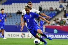 Pha tranh bóng giữa cầu thủ U23 Thái Lan (áo xanh) và U23 Iraq.