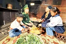 Ðại úy Vũ Văn Cường trong một lần xuống cơ sở làm công tác dân vận.