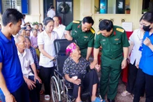Ðại diện Cục Hậu cần Quân khu 4 thăm hỏi người dân đến khám bệnh ở xã Diễn Nguyên, huyện Diễn Châu (Nghệ An).