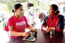 Chị Y Gar (bên phải) tuyên truyền cho người dân tác hại của nạn tảo hôn và hôn nhân cận huyết.