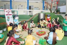 Cô và trò Trường mầm non 19/5 Thành phố (Thành phố Hồ Chí Minh) trải nghiệm không gian về ngày Tết cổ truyền. (Ảnh THẾ ANH)