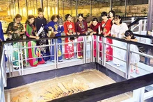 Khách du lịch tham gia tour du lịch đêm tại Hoàng thành Thăng Long.