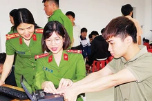 Công an tỉnh Hà Nam hướng dẫn sinh viên Trường cao đẳng nghề Hà Nam kích hoạt định danh điện tử.