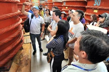 Du khách tham quan quy trình làm nước mắm truyền thống ở Phú Quốc.