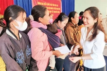 Những món quà tình nghĩa làm ấm lòng người dân mỗi dịp Tết đến, Xuân về.