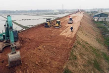 Các nhà thầu huy động nhân lực, thi công các dự án thành phần đường cao tốc bắc-nam phía đông.