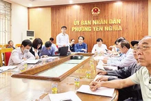 Đại diện chính quyền, Mặt trận Tổ quốc quận Hà Đông lắng nghe nguyện vọng của người dân khi tiến hành di dời Nghĩa trang Tổ dân phố 5, 6 phục vụ công tác giải phóng mặt bằng dự án đường Vành đai 4-Vùng Thủ đô.