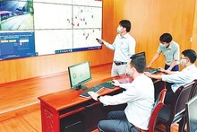 Kỹ thuật viên xử lý thông tin hình ảnh qua camera tại Trung tâm Điều hành đô thị thông minh TP Pleiku.
