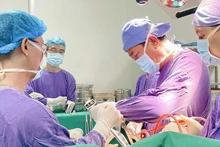 Một ca mổ tại Bệnh viện Hữu nghị Việt Đức. (Ảnh KIM OANH)