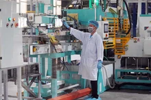 Sản xuất gạo tại nhà máy Công ty TNHH Lúa gạo Việt Nam Vinarice, xã Trường Xuân, huyện Tháp Mười, tỉnh Đồng Tháp. (Ảnh HỮU NGHĨA)
