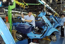 Công nhân Công ty TNHH Piaggio Việt Nam (Khu công nghiệp Bình Xuyên, tỉnh Vĩnh Phúc) sản xuất và lắp ráp xe máy. (Ảnh TRẦN KHÁNH)