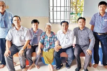 Lãnh đạo huyện Hòa Bình đến thăm, tặng quà các đồng chí đảng viên lão thành. Ảnh: HỒNG ĐÀO
