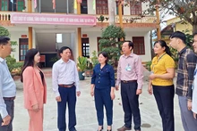 Cán bộ và người dân xã Chi Lăng, huyện Chi Lăng trao đổi về những giải pháp nâng cao tiêu chí của xã nông thôn mới kiểu mẫu.