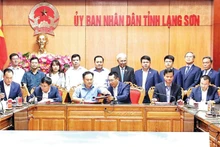 Lãnh đạo UBND tỉnh Lạng Sơn ký kết hợp đồng thực hiện dự án với liên danh các nhà đầu tư. (Ảnh GIA KHÁNH)