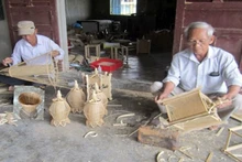 Sản xuất hàng mây tre đan tại Hợp tác xã Bao La, thôn Bao La, xã Quảng Phú, huyện Quảng Điền, tỉnh Thừa Thiên Huế.