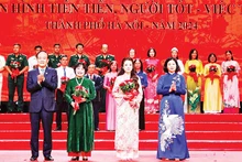 Lãnh đạo thành phố Hà Nội trao hoa chúc mừng các cá nhân được tặng danh hiệu “Người tốt, việc tốt” năm 2024.