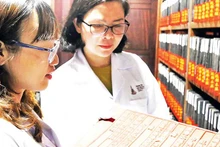Các chuyên gia nghiên cứu mộc bản tại Trung tâm Lưu trữ quốc gia IV.