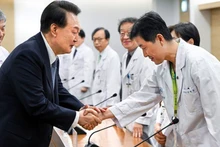 Tổng thống Hàn Quốc Yoon Suk Yeol gặp các bác sĩ tại một trung tâm y tế ở Seoul.