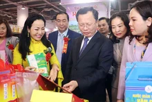 Các đại biểu tham quan gian hàng trưng bày sản phẩm OCOP của tỉnh Quảng Ninh tại hội chợ.
