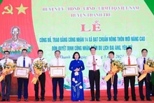 Phó Bí thư Thường trực Thành ủy Hà Nội Nguyễn Thị Tuyến trao Bằng công nhận xã đạt chuẩn nông thôn mới nâng cao cho các xã của huyện Thanh Trì.