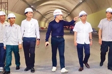 Chủ tịch Ủy ban nhân dân tỉnh Khánh Hòa Nguyễn Tấn Tuân (thứ hai từ phải sang) kiểm tra công tác chuẩn bị cho lễ khánh thành đường cao tốc Nha Trang-Cam Lâm.