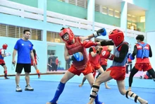 Huấn luyện viên Lê Công Bút theo dõi buổi tập của các thành viên đội tuyển Kun Bokator. (Ảnh MỸ HÀ)