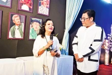 Nghệ sĩ Nhân dân Kim Cương kể lại kỷ niệm với Nghệ sĩ Nhân dân Diệp Lang trong lễ tưởng niệm.